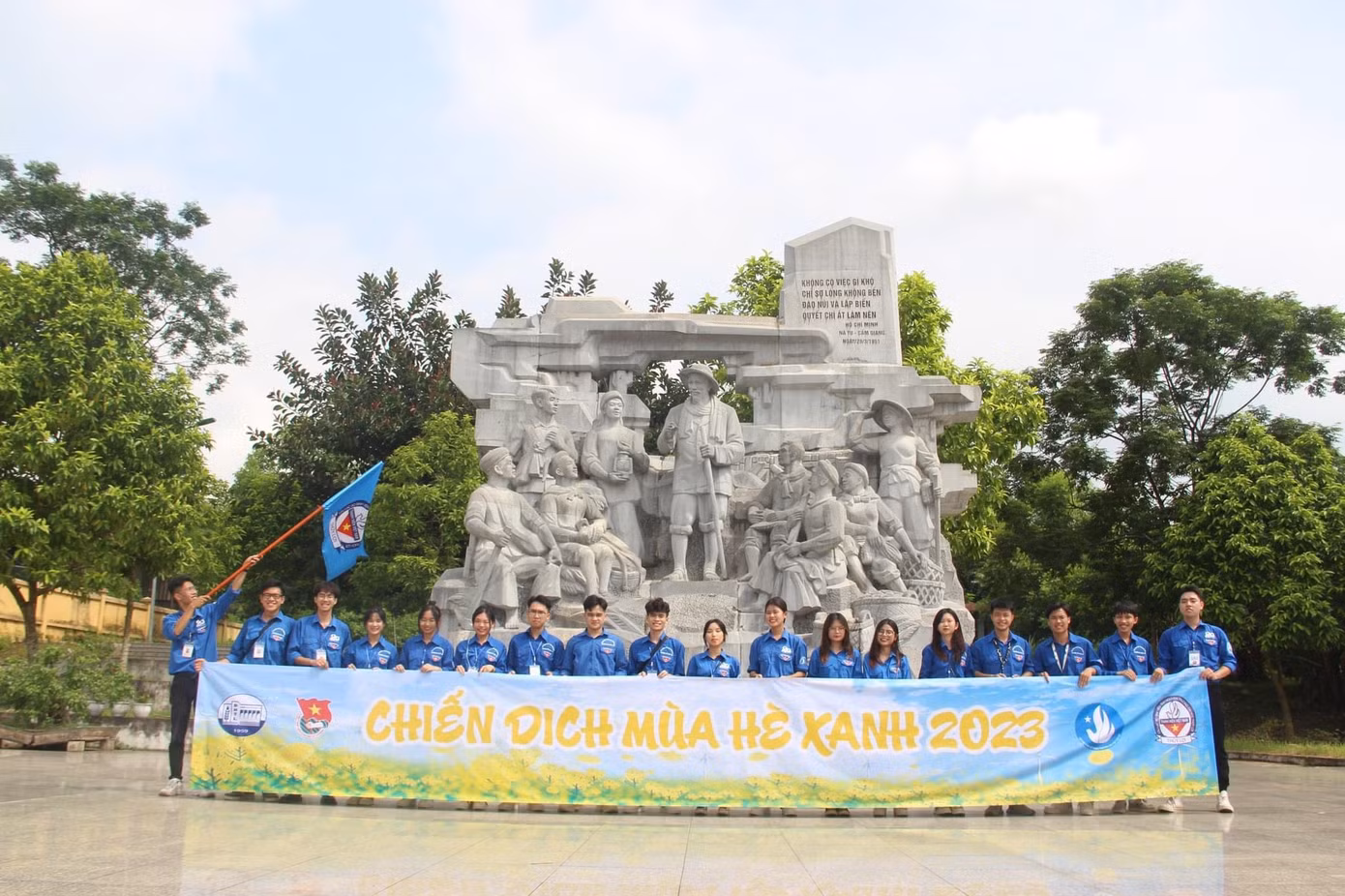 Trang Nhung tham gia chiến dịch mùa hè xanh 2023.