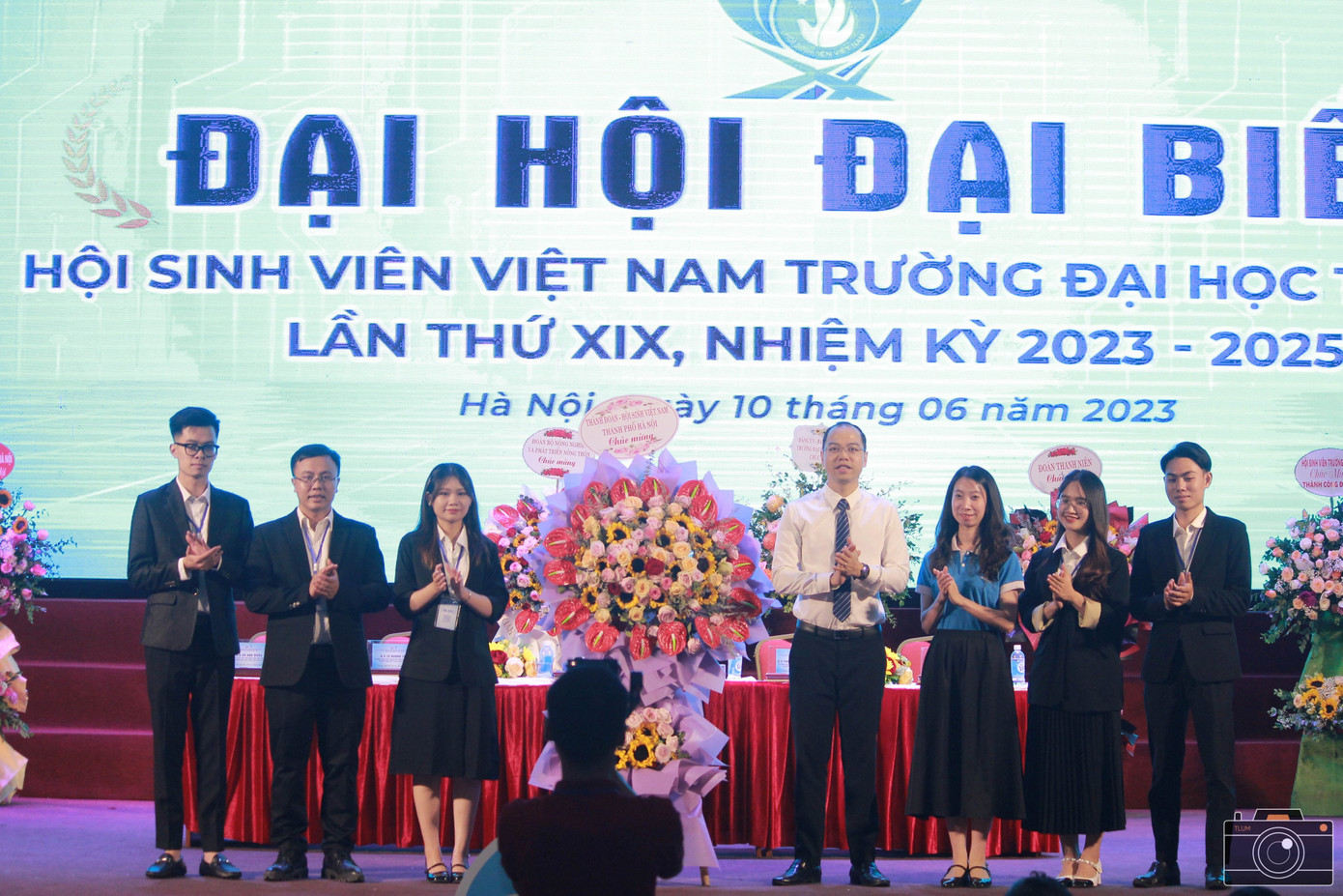 Trang Nhung nằm trong Đoàn chủ tịch Đại hội đại biểu Hội Sinh viên Việt Nam trường Đại học Thủy lợi lần thứ XIX. Trang Nhung nằm trong Đoàn chủ tịch Đại hội đại biểu Hội Sinh viên Việt Nam trường Đại học Thủy lợi lần thứ XIX.