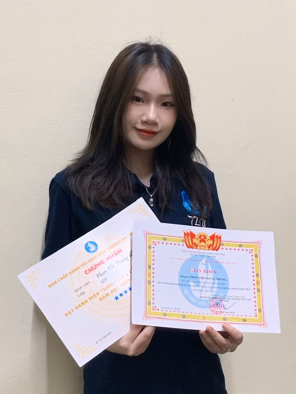 Trang Nhung nhận danh hiệu Sinh viên 5 tốt và khen thưởng sinh viên có thành tích xuất sắc trong công tác Đoàn - Hội.