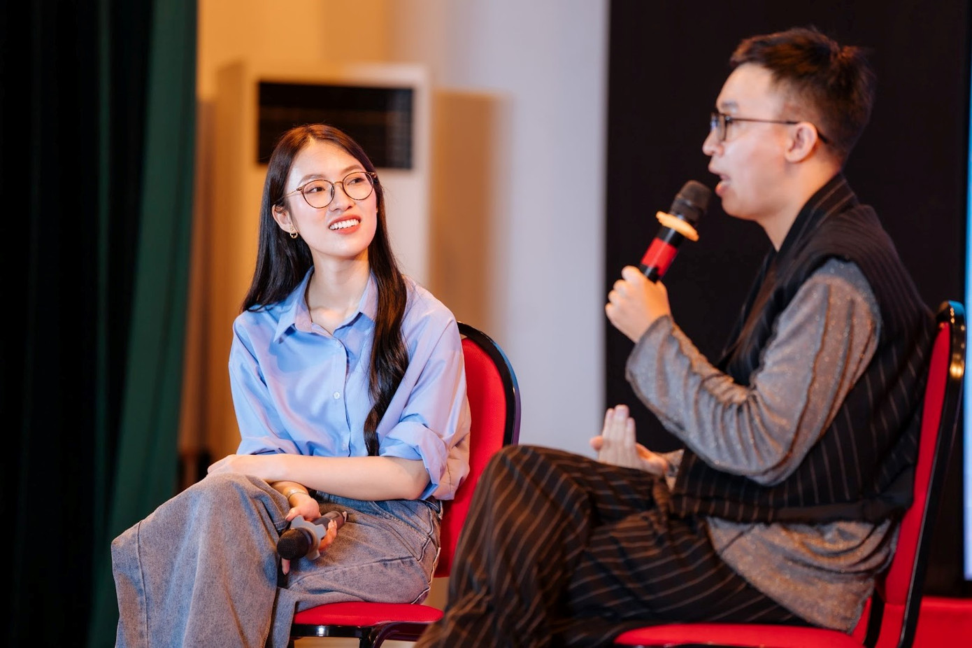 Khánh Vy cùng Uy Lê chia sẻ tại buổi Workshop.