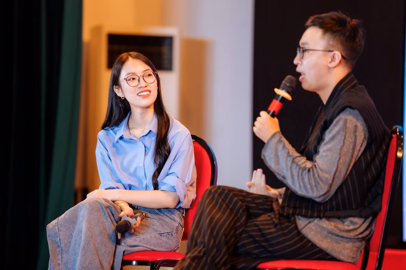 Khánh Vy cùng Uy Lê chia sẻ tại buổi Workshop.
