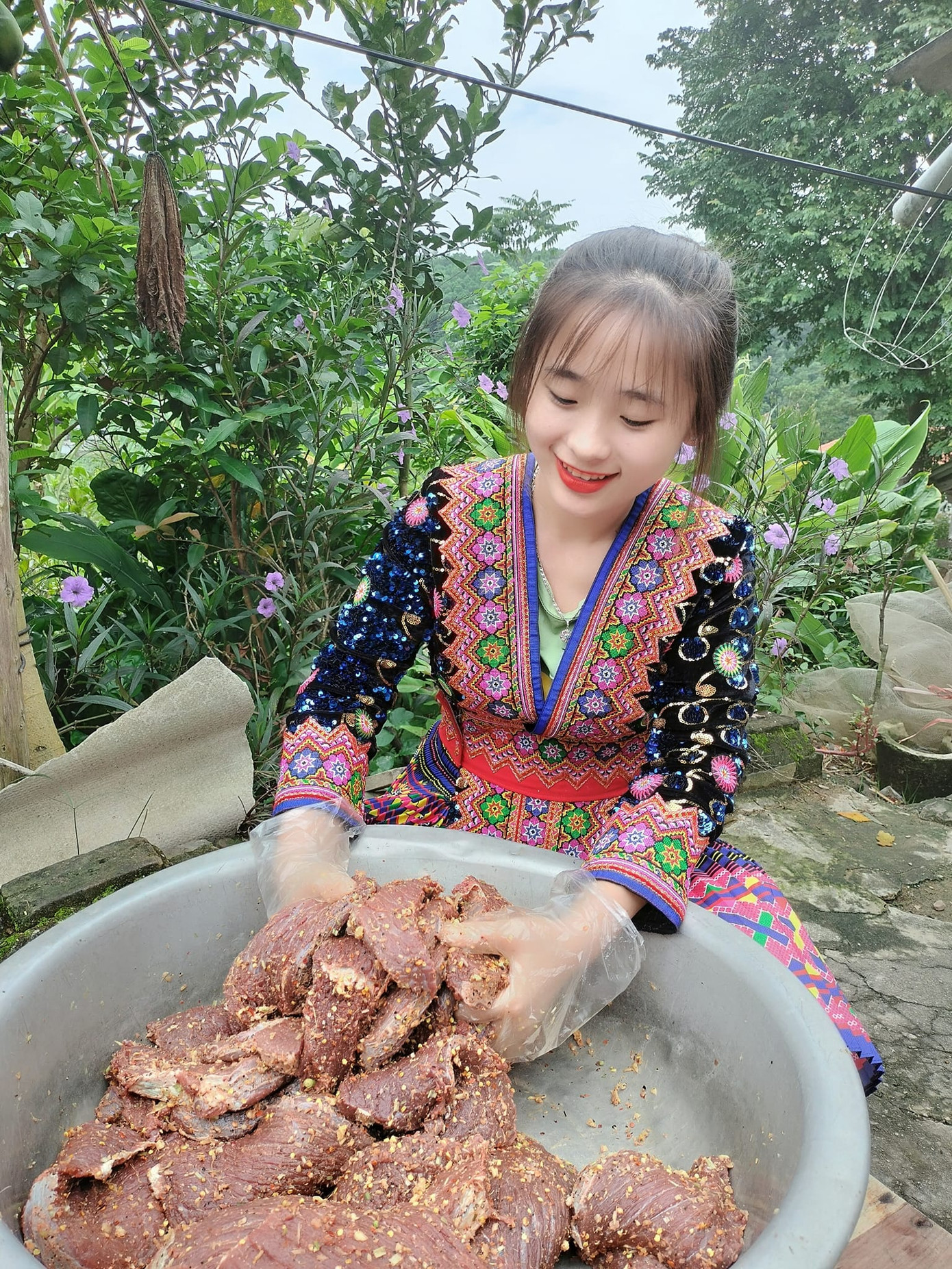 Hoa tự tay làm thịt trâu, thịt lợn gác bếp. Hoa tự tay làm thịt trâu, thịt lợn gác bếp.