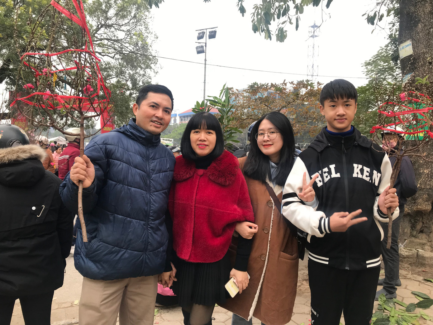 Tuyết Anh cùng gia đình thân yêu. Tuyết Anh cùng gia đình thân yêu.