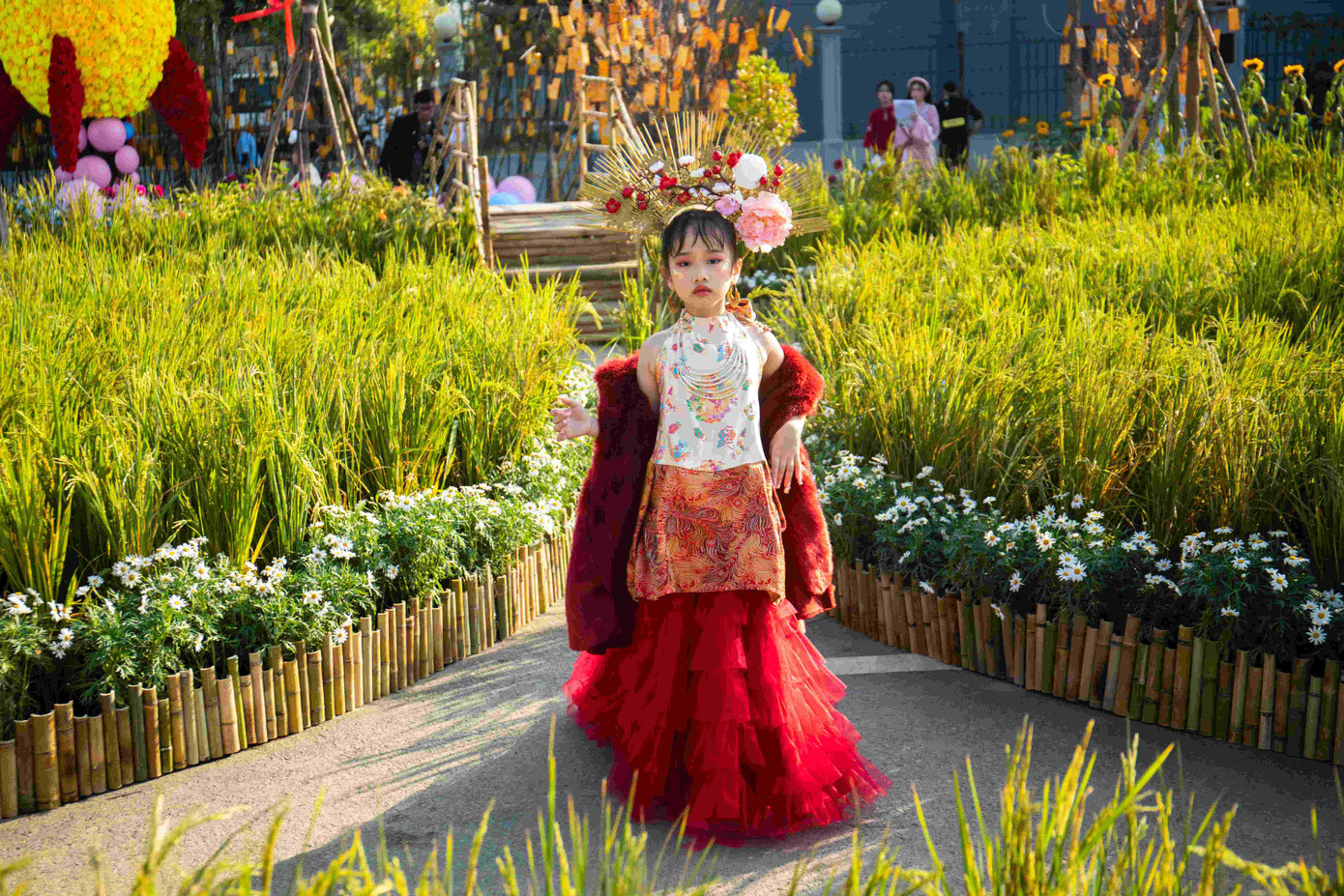 Vedette siêu mẫu nhí Phạm Bùi Huyền My trong BST Hoa Đan Sắc.