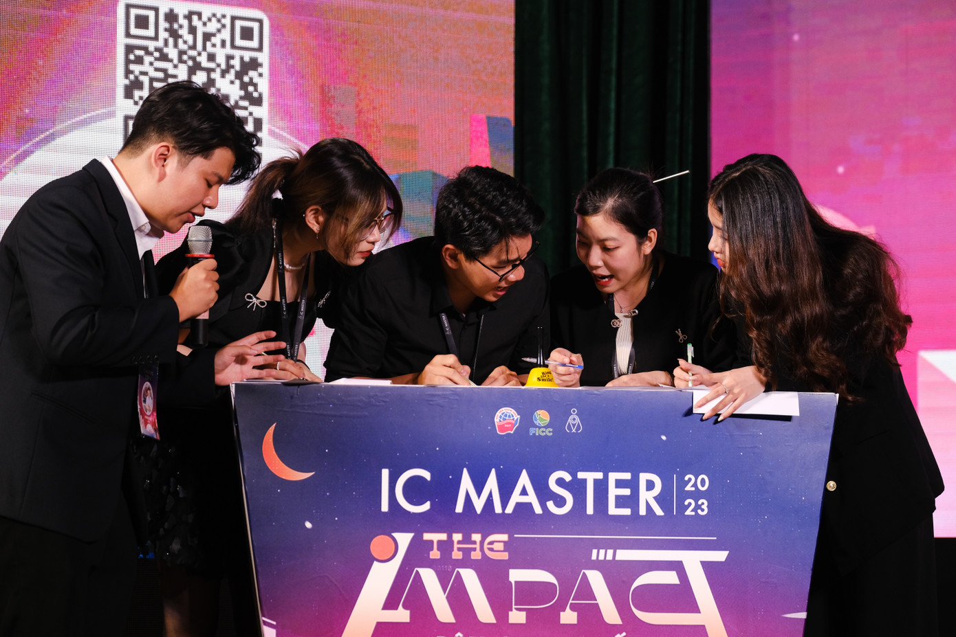 Kịch tính phần debate giữa hai đội thi. (Ảnh: Lê Vượng) Kịch tính phần debate giữa hai đội thi. (Ảnh: Lê Vượng)