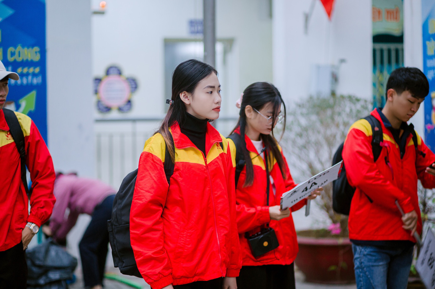 Nhiều lần nàng hướng dẫn viên đã phải cắn răng chịu đau để có thể hoàn thành công việc được giao.