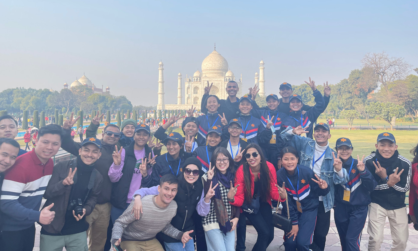 Đoàn đại biểu Việt Nam và đoàn đại biểu Nepal tại khu lăng mộ nổi tiếng Taj Mahal. Đoàn đại biểu Việt Nam và đoàn đại biểu Nepal tại khu lăng mộ nổi tiếng Taj Mahal.
