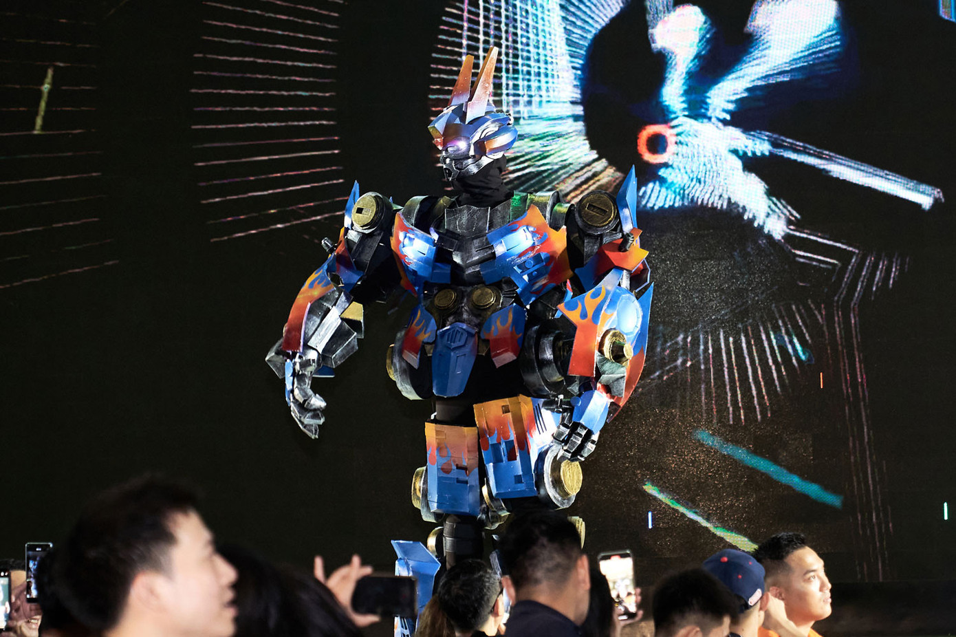 Robot Bumblebee cao 3m mở màn show diễn khiến khán giả thích thú. Robot Bumblebee cao 3m mở màn show diễn khiến khán giả thích thú.