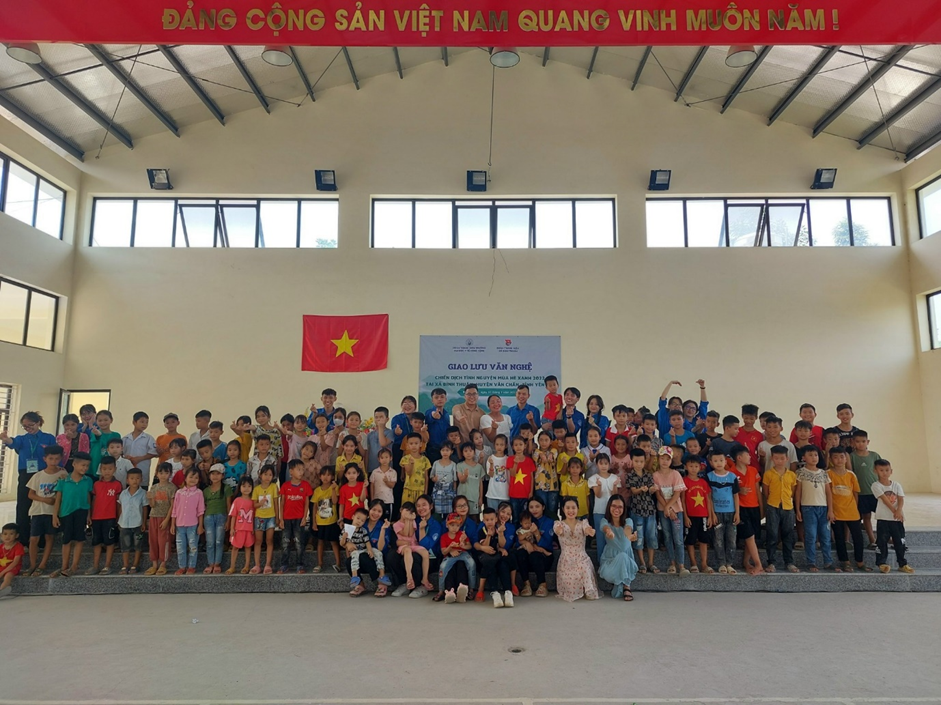 Anh Hoàng Ngọc Ánh cùng các em nhỏ tại xã Bình Thuận, huyện Văn Chấn, tỉnh Yên Bái.