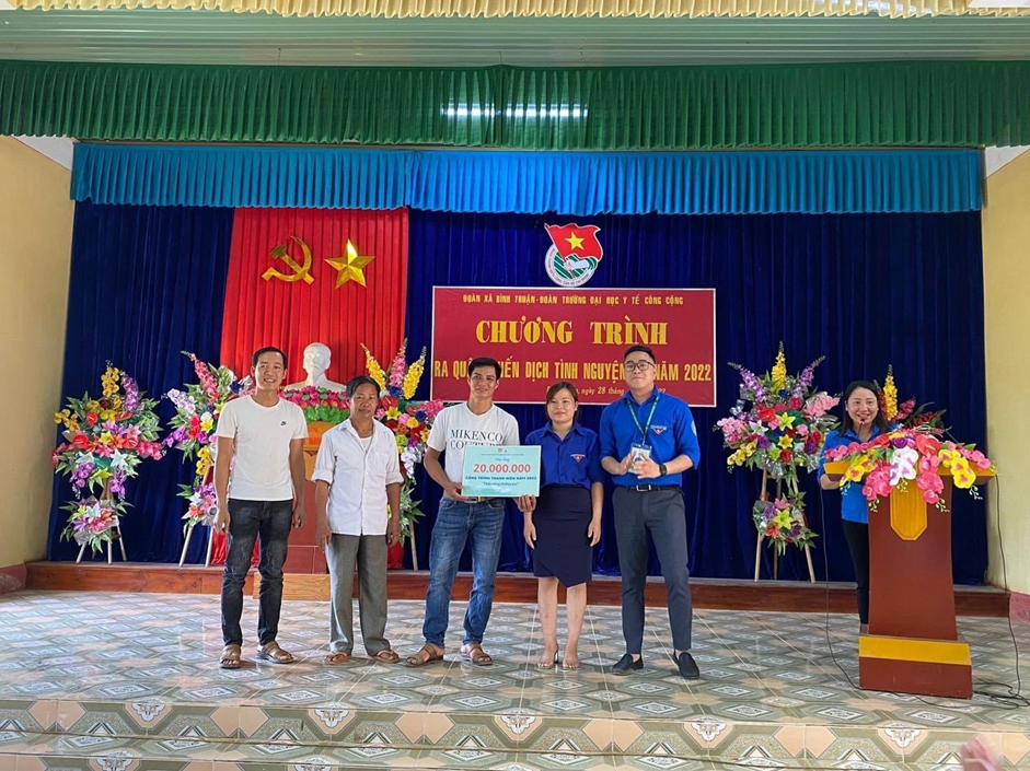 Anh Hoàng Ngọc Ánh (ngoài cùng bên phải) - Đại diện BCH Đoàn Trường Đại học Y tế công cộng trao quà hỗ trợ xây dựng công trình đường điện thanh niên " Thắp sáng đường quê".