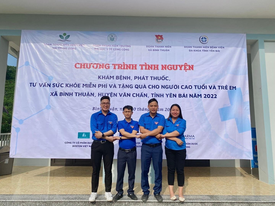 Anh Hoàng Ngọc Ánh (ngoài cùng bên trái) cùng các đại diện lãnh đạo địa phương chụp ảnh lưu niệm tại buổi khám sức khỏe, cấp phát thuốc miễn phí cho người dân địa phương thuộc xã Bình Thuận, huyện Văn Chấn, tỉnh Yên Bái.