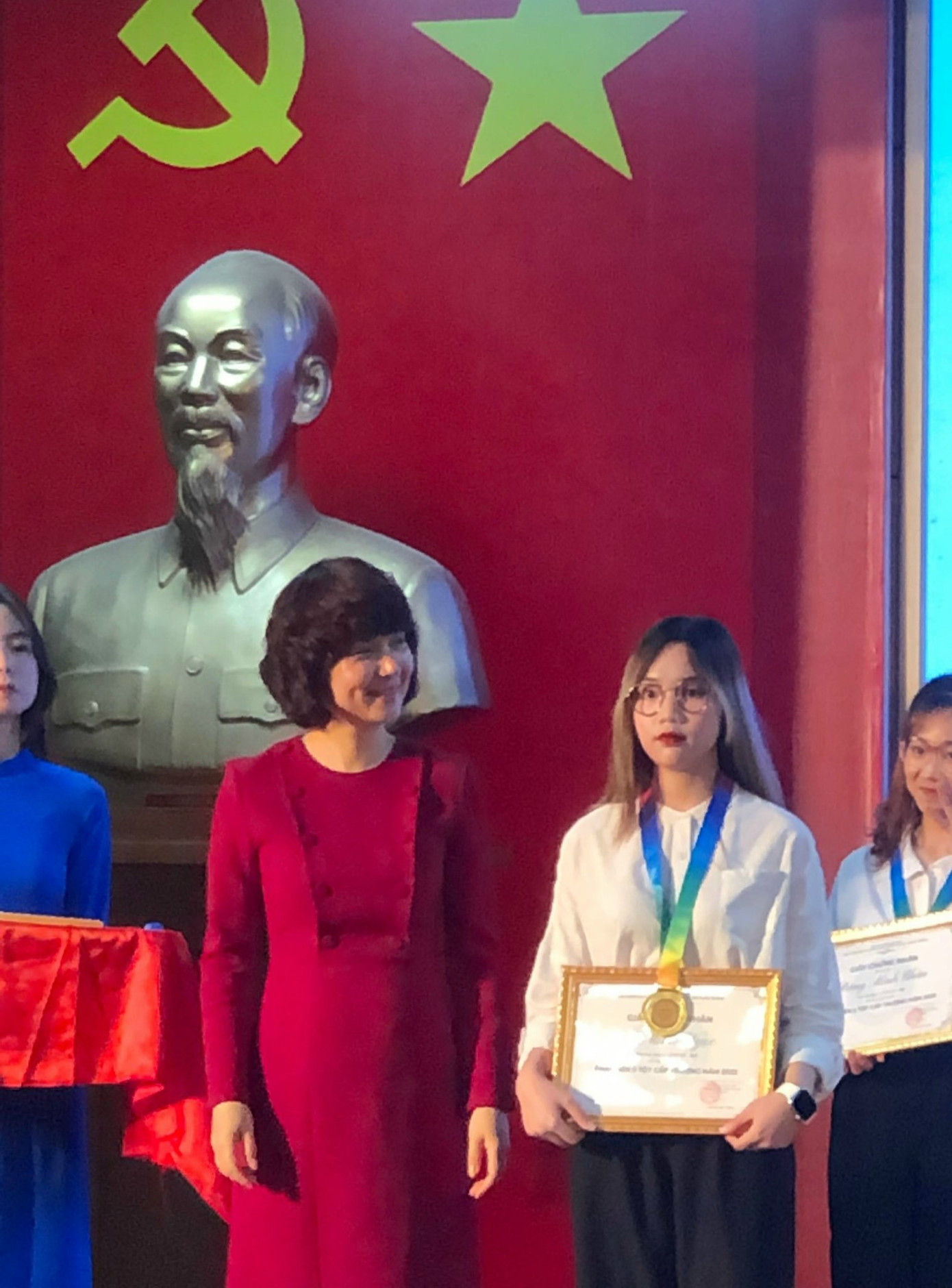 Một trong top 9 sinh viên Trường Đại học Ngoại thương được vinh danh sinh viên 5 tốt năm học 2022 khi Lê Hạnh đang là sinh viên năm nhất. Một trong top 9 sinh viên Trường Đại học Ngoại thương được vinh danh sinh viên 5 tốt năm học 2022 khi Lê Hạnh đang là sinh viên năm nhất.