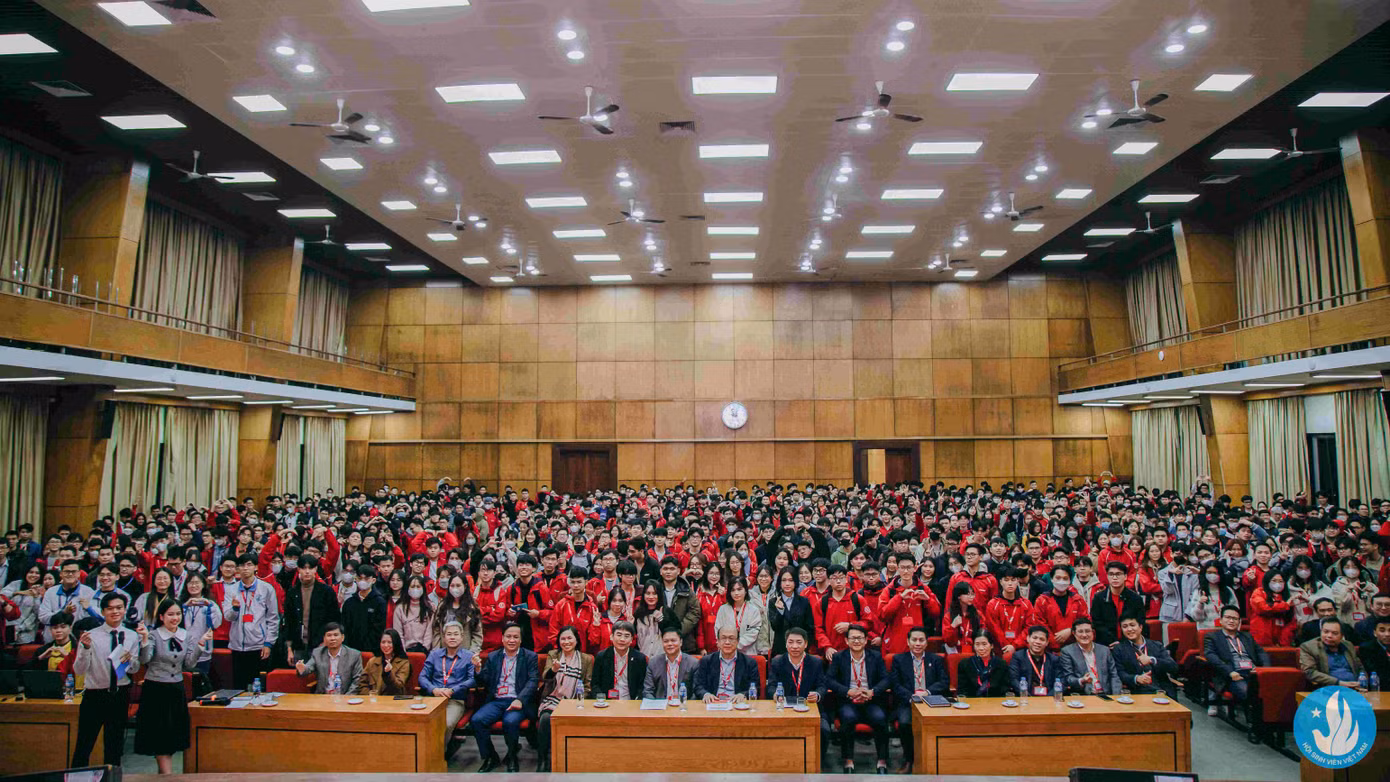 Ảnh chụp cùng các thầy cô lãnh đạo Đại học Bách khoa Hà Nội và toàn thể các bạn sinh viên tham gia Hội nghị Đối thoại và Sáng kiến sinh viên 2023.