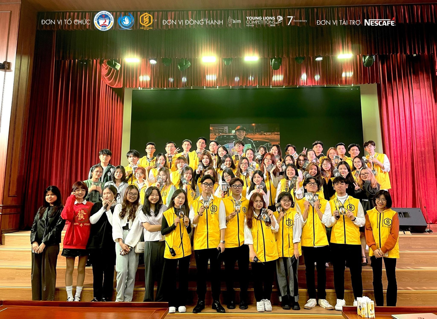 Thanh Hiền dần gặp gỡ được anh, chị và những người bạn tuyệt vời ở lớp cô theo học hay câu lạc bộ mà cô tham gia.