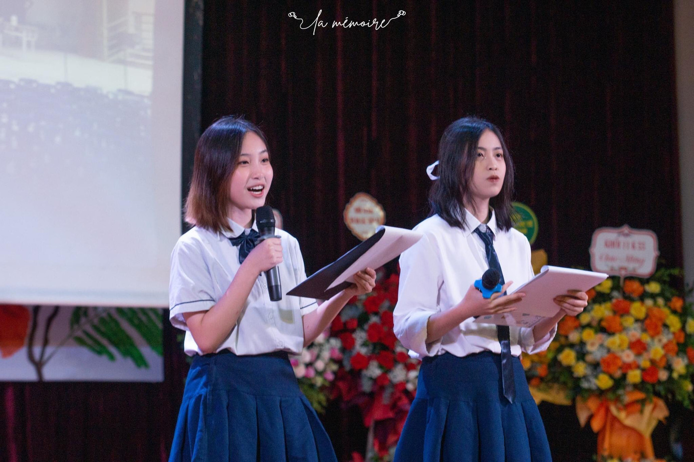 Khánh Linh (bìa phải) làm MC tại Lễ bế giảng năm học 2022-2023 của Trường THPT Chuyên Sư Phạm.