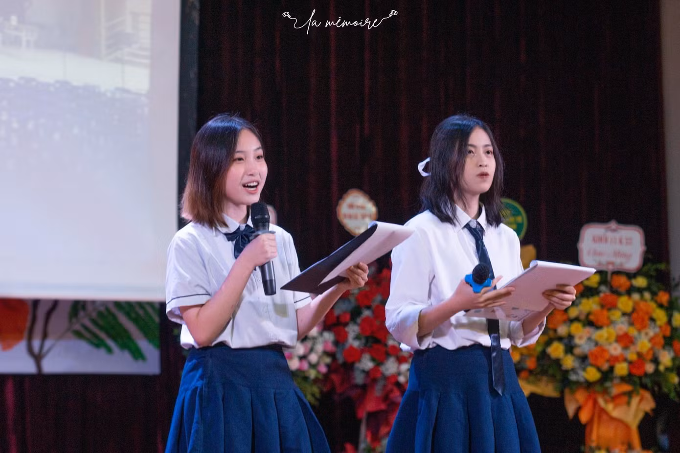 Khánh Linh (bìa phải) làm MC tại Lễ bế giảng năm học 2022-2023 của Trường THPT Chuyên Sư Phạm.