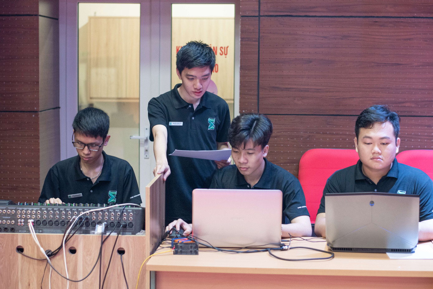 Chủ nhiệm Ban Tổ chức Sự kiện Trường Đại học Y Hà Nội và đồng đội luôn cố gắng hết sức mình để hoàn thành công việc trong các sự kiện. Chủ nhiệm Ban Tổ chức Sự kiện Trường Đại học Y Hà Nội và đồng đội luôn cố gắng hết sức mình để hoàn thành công việc trong các sự kiện.