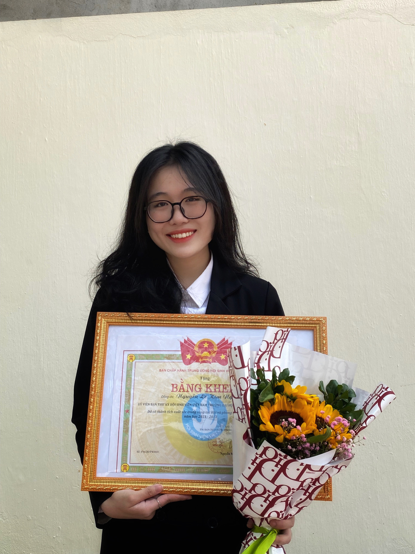 Kim Ngân vinh dự nhận bằng khen của Trung ương Hội Sinh viên Việt Nam.