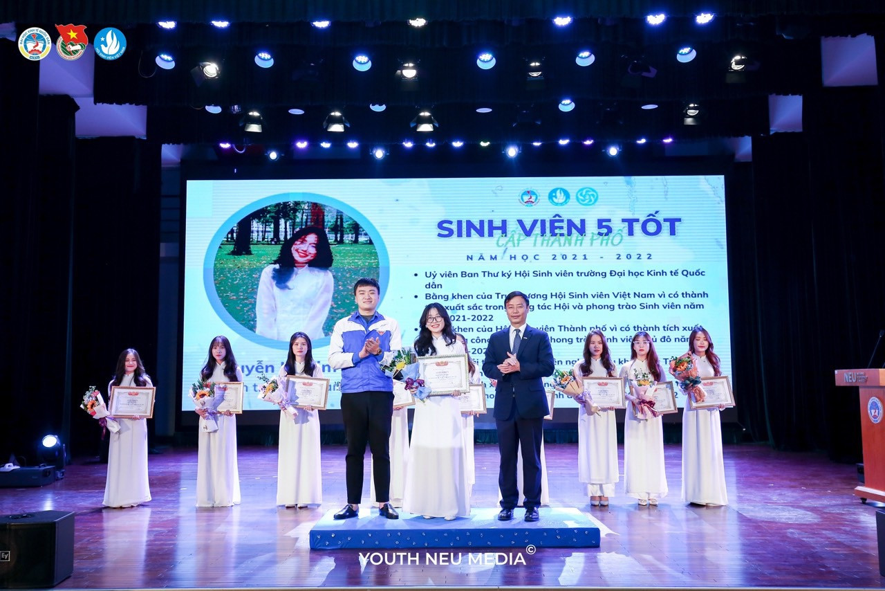 Kim Ngân nhận bằng khen đạt danh hiệu Sinh viên 5 tốt cấp Thành phố.