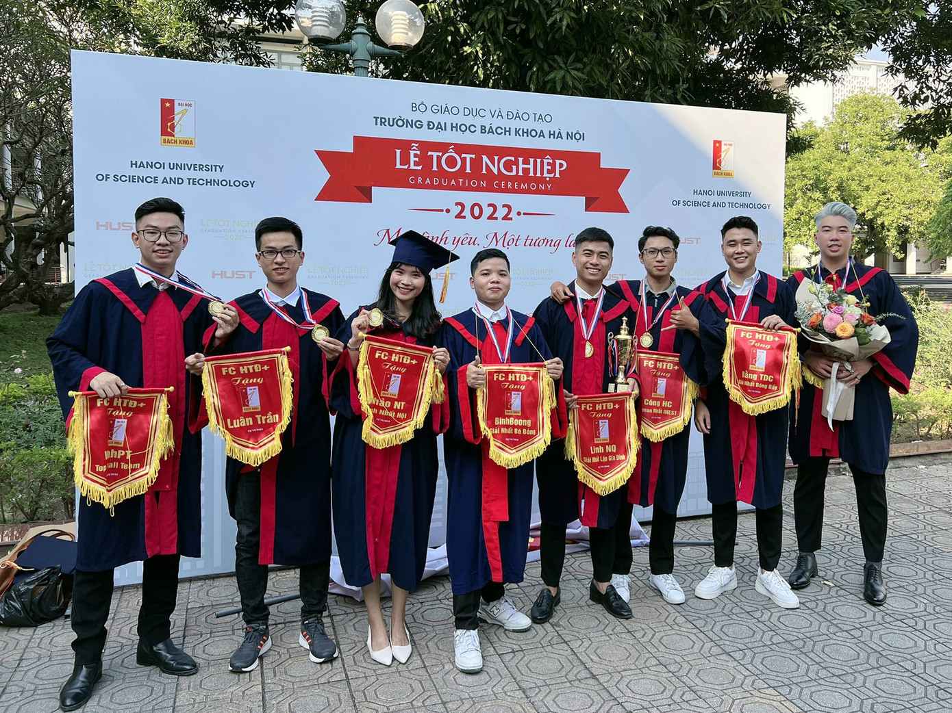 Nhóm bạn thân thời sinh viên của Thảo tại Bách Khoa. Nhóm bạn thân thời sinh viên của Thảo tại Bách Khoa.