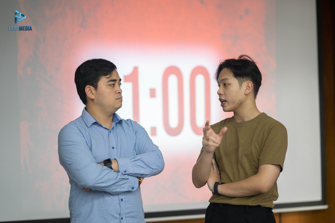 Ths. Nguyễn Đình Phong – trường Đại học Xây dựng (bên trái) cho rằng việc chuẩn bị kỹ càng các luận điểm giúp các thí sinh có lợi thế về tâm lý hơn.