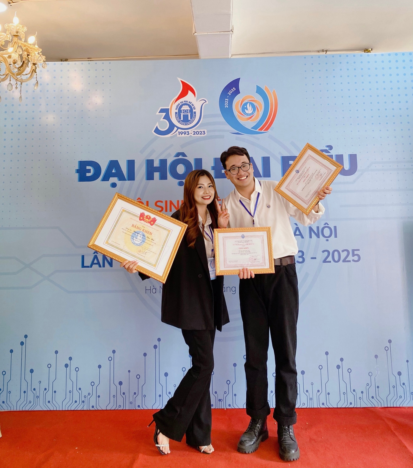 Đoàn Đình Long tham gia nhận giấy khen “Đạt thành tích xuất sắc trong công tác Đoàn - Hội và phong trào sinh viên năm học”. Đoàn Đình Long tham gia nhận giấy khen “Đạt thành tích xuất sắc trong công tác Đoàn - Hội và phong trào sinh viên năm học”.