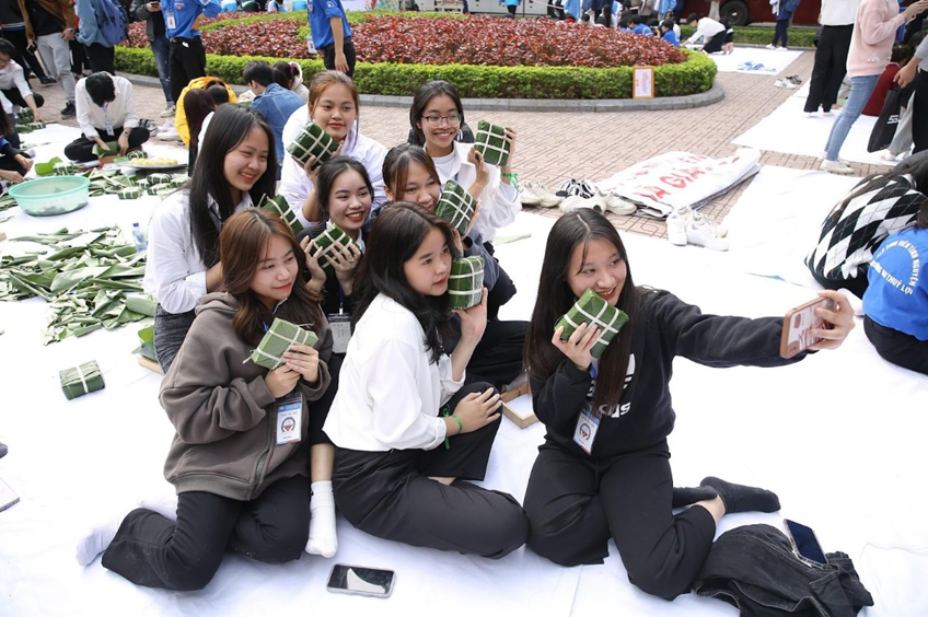 Niềm vui của các bạn trẻ khi hoàn thành xong những chiếc bánh chưng đầu tiên. Niềm vui của các bạn trẻ khi hoàn thành xong những chiếc bánh chưng đầu tiên.