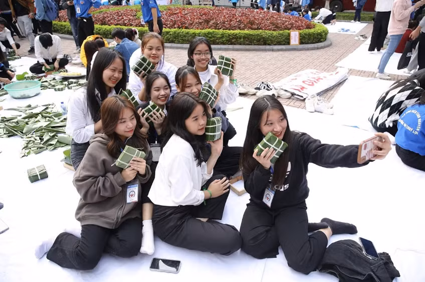 Niềm vui của các bạn trẻ khi hoàn thành xong những chiếc bánh chưng đầu tiên.