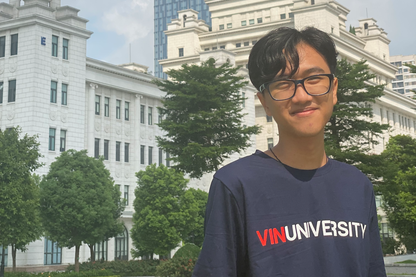 Nguyễn Huỳnh Thịnh, thủ khoa tổ hợp Khoa học xã hội tỉnh Phú Yên, tân sinh viên Trường Đại học VinUni. Nguyễn Huỳnh Thịnh, thủ khoa tổ hợp Khoa học xã hội tỉnh Phú Yên, tân sinh viên Trường Đại học VinUni.