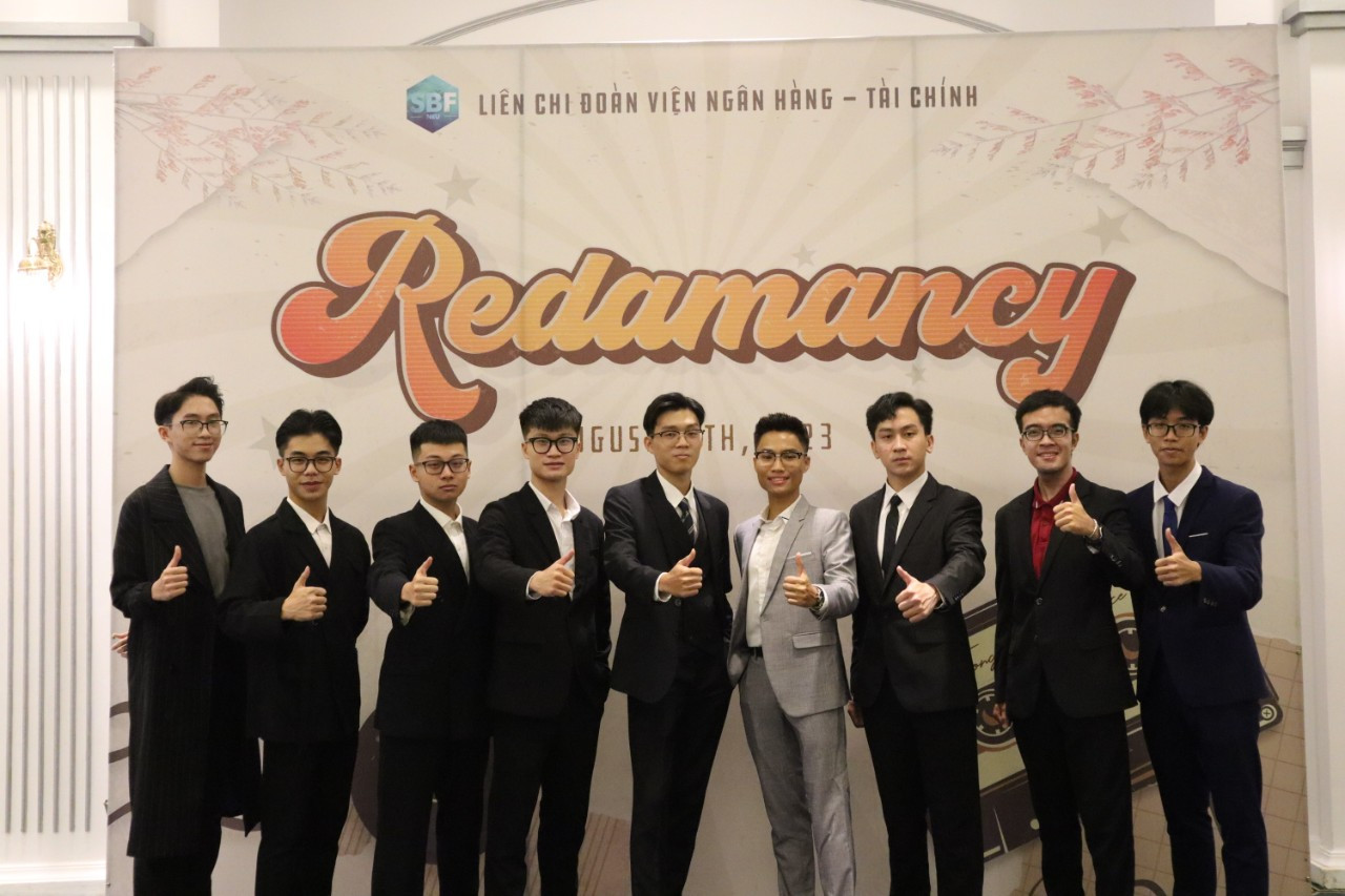 Thanh Tùng tham gia hoạt động tại Liên chi Đoàn Viện Ngân hàng - Tài chính.