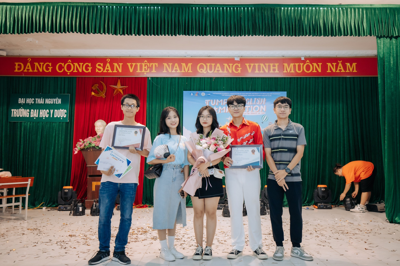 Minh Quân (thứ hai từ trái sang) tham gia Cuộc thi Tài năng Anh ngữ. Minh Quân (thứ hai từ trái sang) tham gia Cuộc thi Tài năng Anh ngữ.