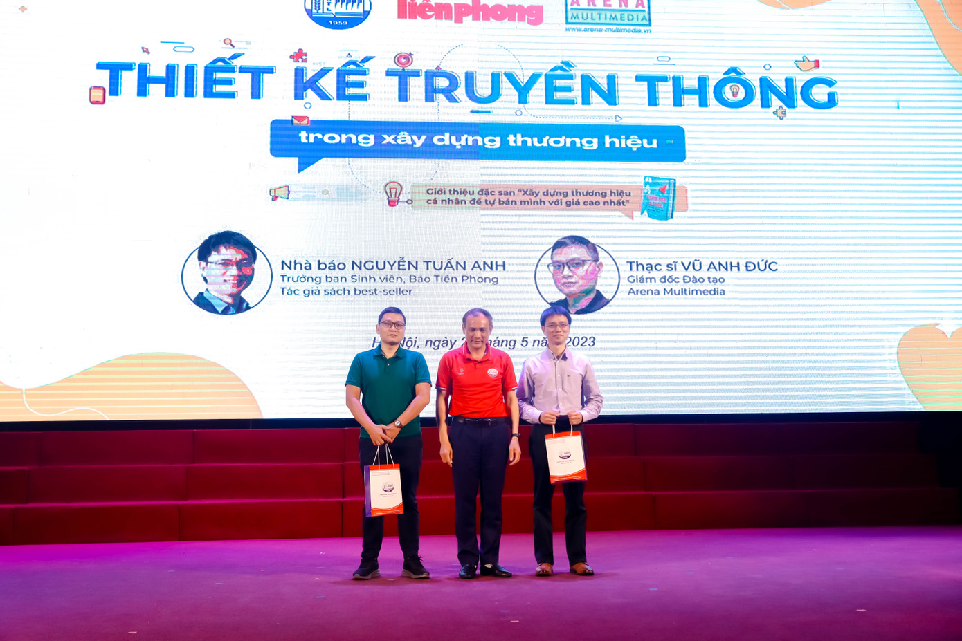 GS.TS Nguyễn Trung Việt - Phó Hiệu trưởng trường Đại học Thuỷ Lợi tặng quà lưu niệm các diễn giả.