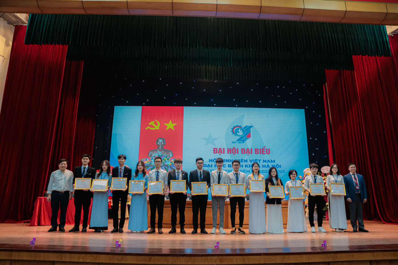 Thảo nhận Bằng khen của Giám đốc Đại học tại Đại hội Đại biểu Hội Sinh viên ĐHBK Hà Nội lần thứ XIII. Thảo nhận Bằng khen của Giám đốc Đại học tại Đại hội Đại biểu Hội Sinh viên ĐHBK Hà Nội lần thứ XIII.