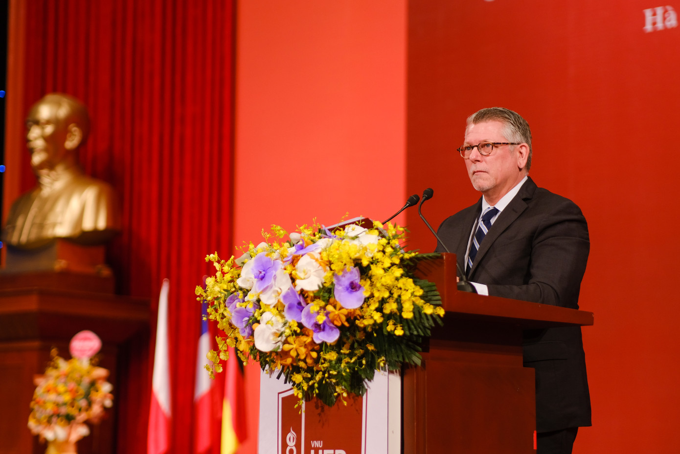 Ông Richard Hopper – Dự án đổi mới Giáo dục Đại học USAID: “UEB luôn hướng đến xu hướng toàn cầu hoá, tôi khuyến khích tất cả các sinh viên, học viên tận dụng cơ hội này để trở thành những công dân toàn cầu.” Ảnh: Lê Vượng