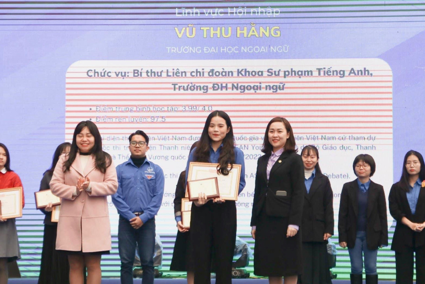 Thu Hằng là 1 trong 18 cá nhân nhận danh hiệu “Thanh niên tiêu biểu” của Đại học Quốc gia Hà Nội năm 2022. Thu Hằng là 1 trong 18 cá nhân nhận danh hiệu “Thanh niên tiêu biểu” của Đại học Quốc gia Hà Nội năm 2022.