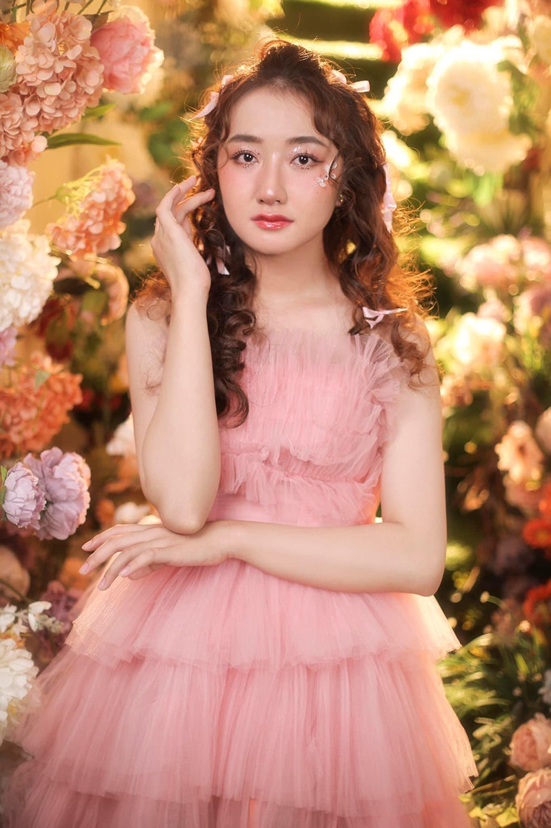 Không chỉ dừng lại ở việc học tập trên ghế nhà trường, Phương Uyên còn học thêm nhiều kiến thức ở ngoài đời sống như: Cách giao tiếp, cách tiết kiệm, cách đầu tư, cách kinh doanh,...