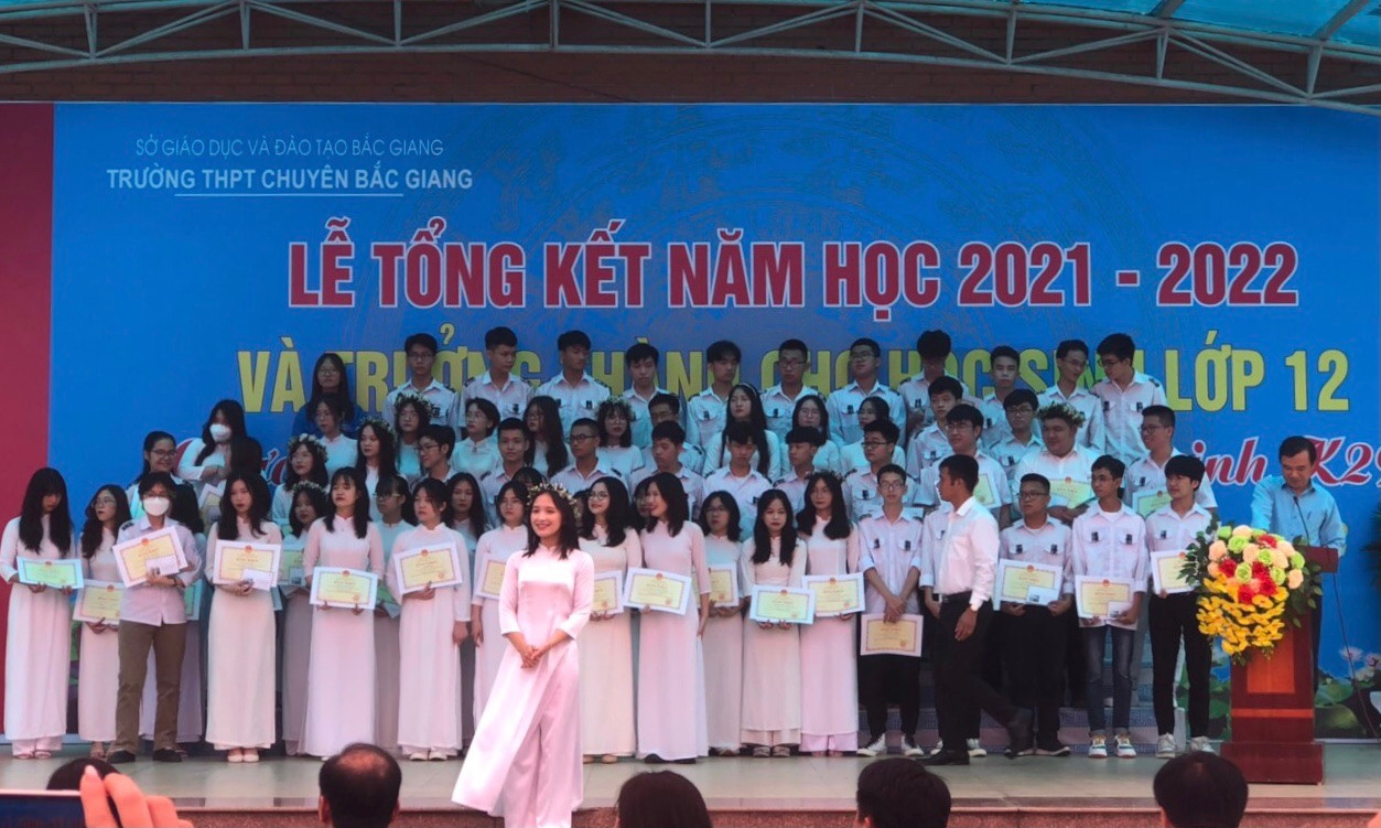 Trao thưởng trong buổi lễ tổng kết năm học.