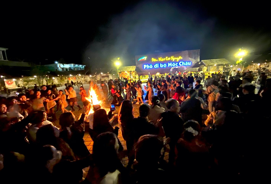 Hoạt động đốt lửa trại tại quảng trường phố đi bộ.