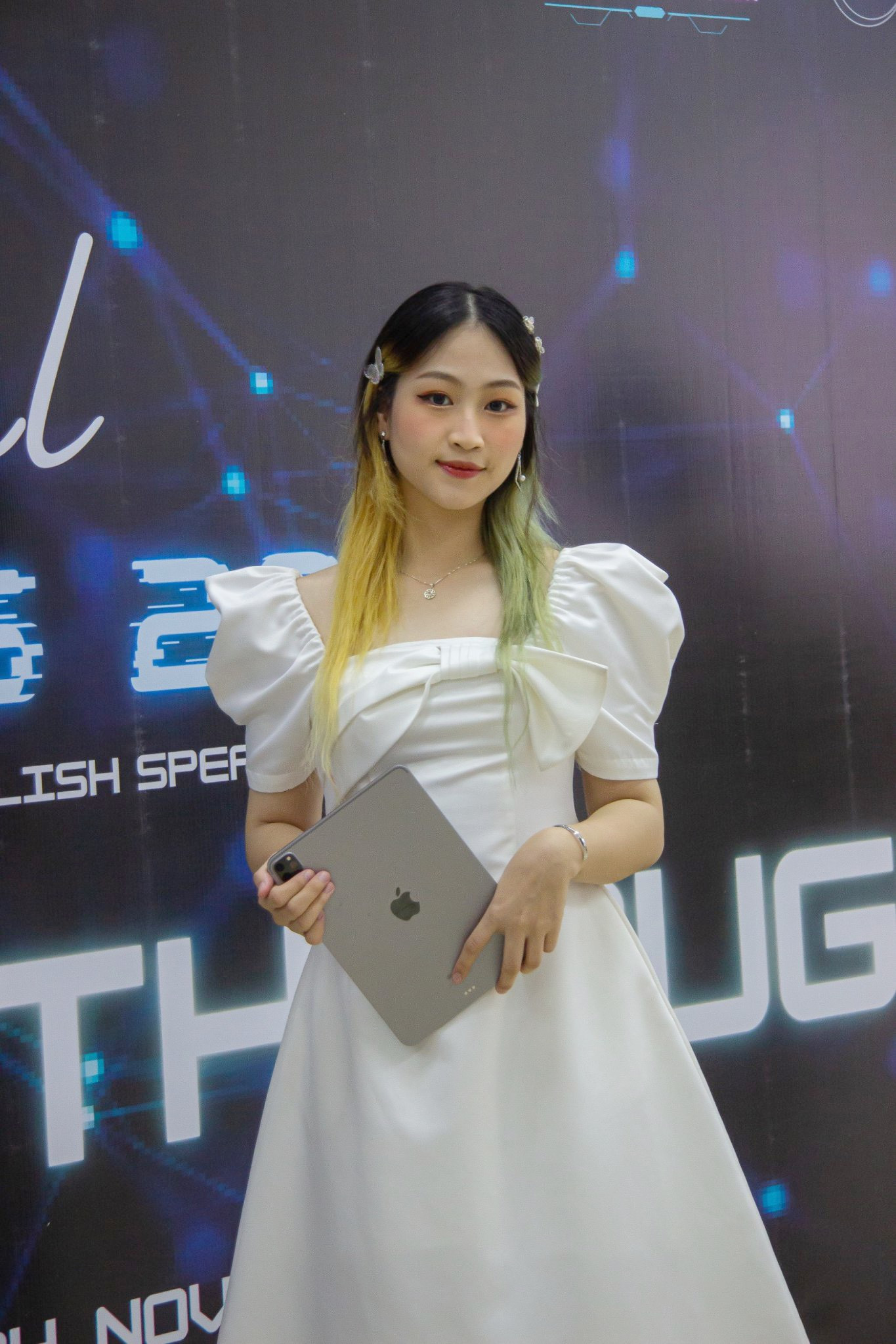 Cô nàng là MC song ngữ, đơn ngữ cho nhiều chương trình, tọa đàm khác nhau.