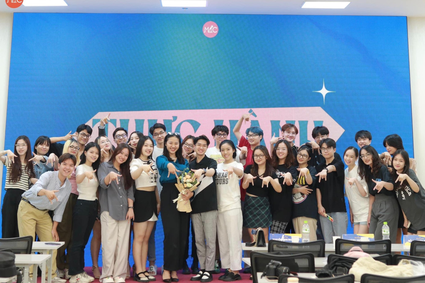 Một buổi training nội bộ của MIC với MC/BTV - Người đẹp bản lĩnh Hoa hậu Hoàn vũ Việt Nam Phương Thảo. Một buổi training nội bộ của MIC với MC/BTV - Người đẹp bản lĩnh Hoa hậu Hoàn vũ Việt Nam Phương Thảo.