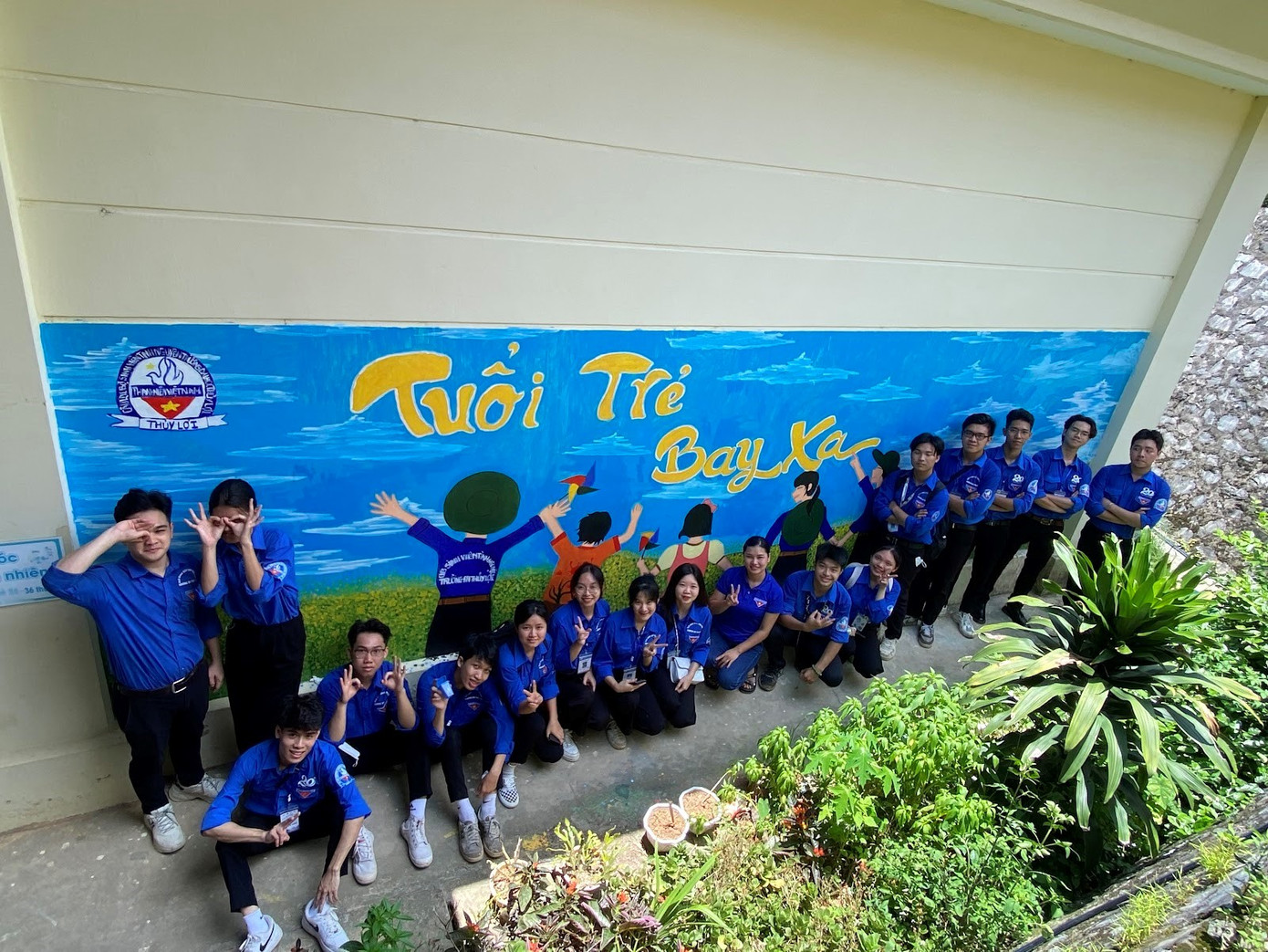 Vẽ tranh lưu niệm và xây dựng bồn hoa ở trường mầm non xã Lục Bình.