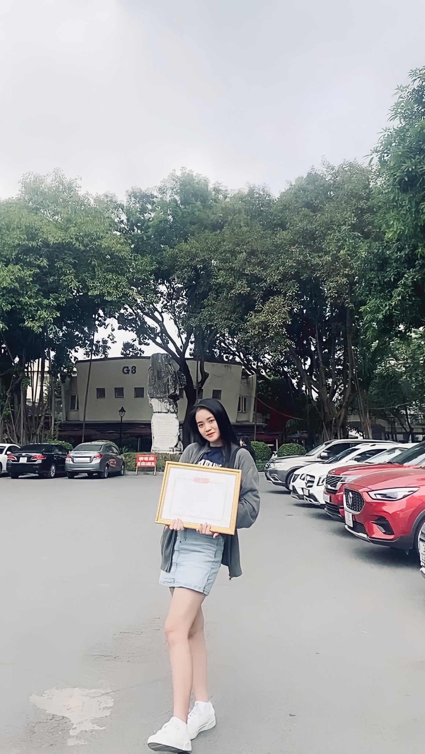 Thu Hạnh nhận giấy chứng nhận danh hiệu Sinh viên Giỏi.