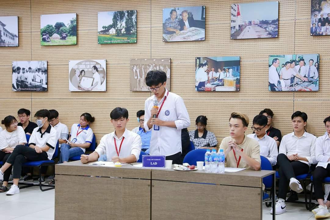 Quang Lâm đạt giải Á quân cuộc thi tranh biện X-Debate do CLB Kỹ năng mềm Trường Đại học Xây Dựng Hà Nội tổ chức.