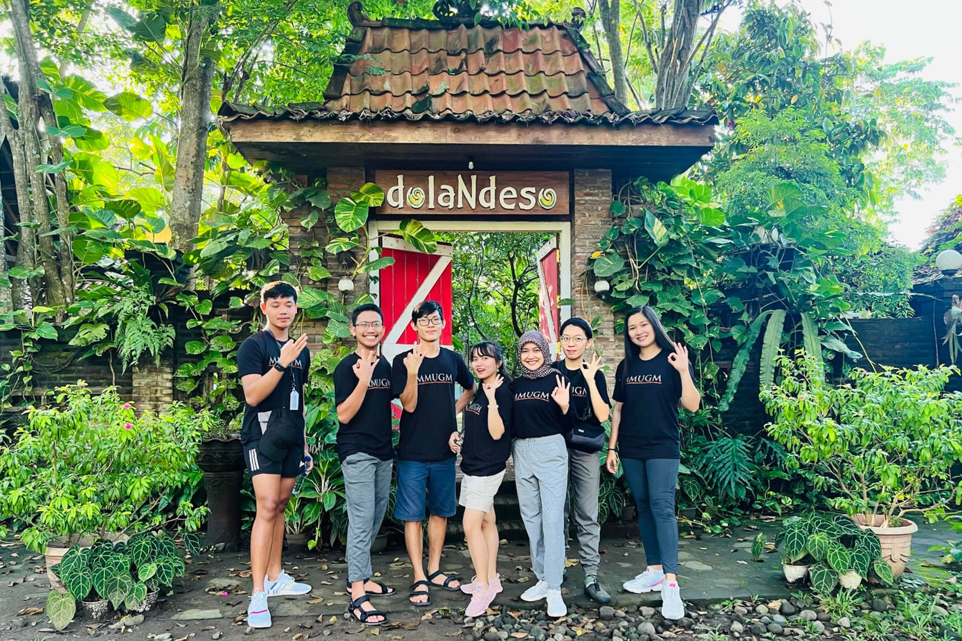 Cô và các bạn tại trại lãnh đạo “Leadership Camp”.