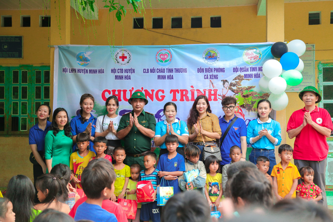 Đồng hành và phối hợp với nhiều đơn vị, tổ chức để trao tận tay những suất quà đến với những hoàn cảnh gặp khó khăn.