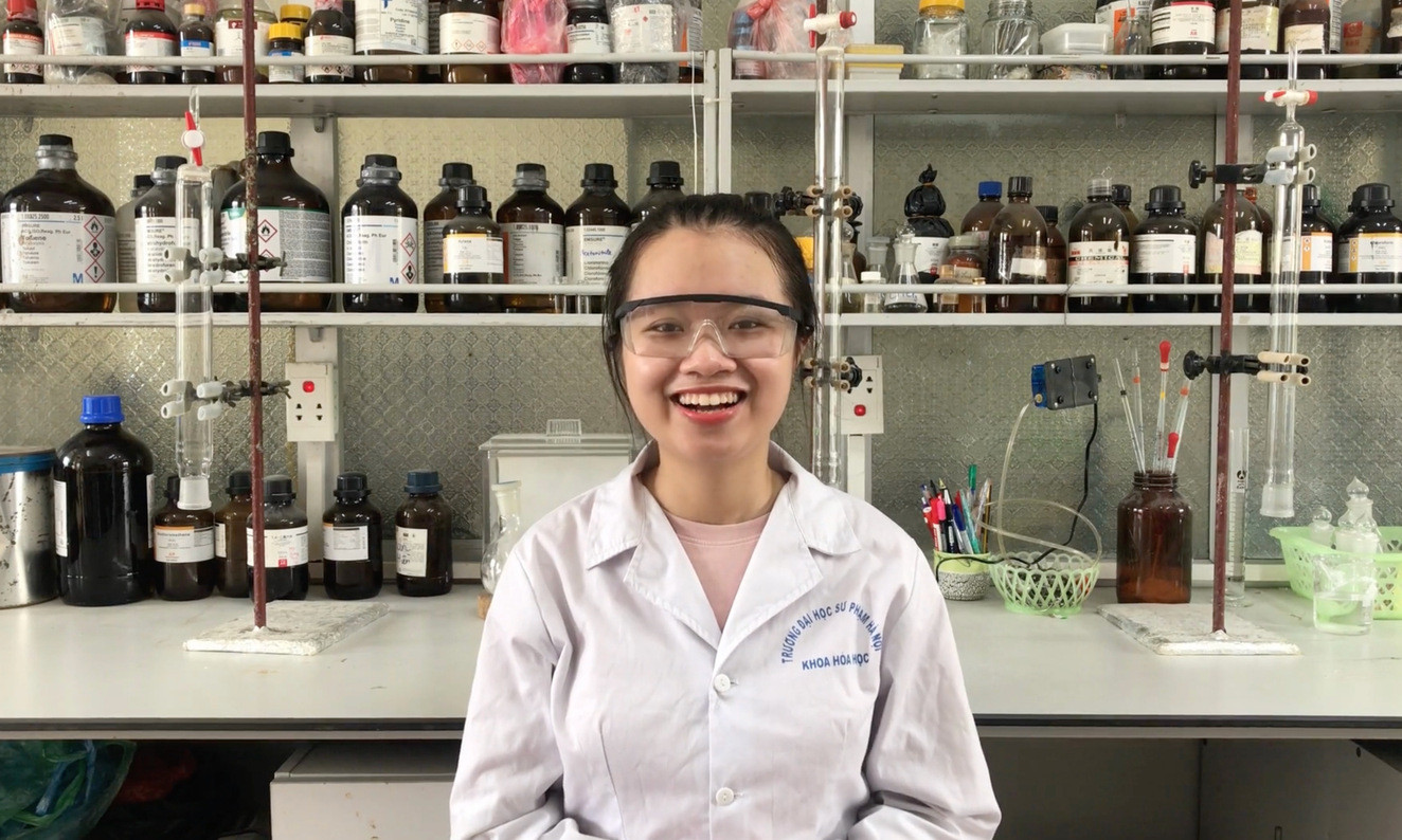 Anh Thơ khi làm việc tại phòng thí nghiệm khoa Hoá học, Trường Đại học Sư phạm Hà Nội.