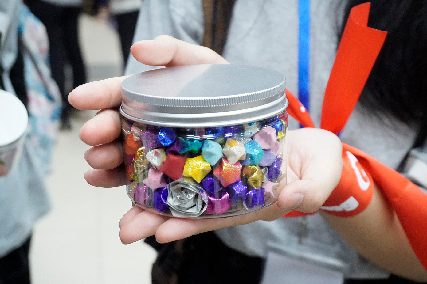 Các bạn trong Câu lạc bộ tình nguyện trường THPT Việt Đức mong rằng: "100 ngôi sao sẽ là một điều ước".