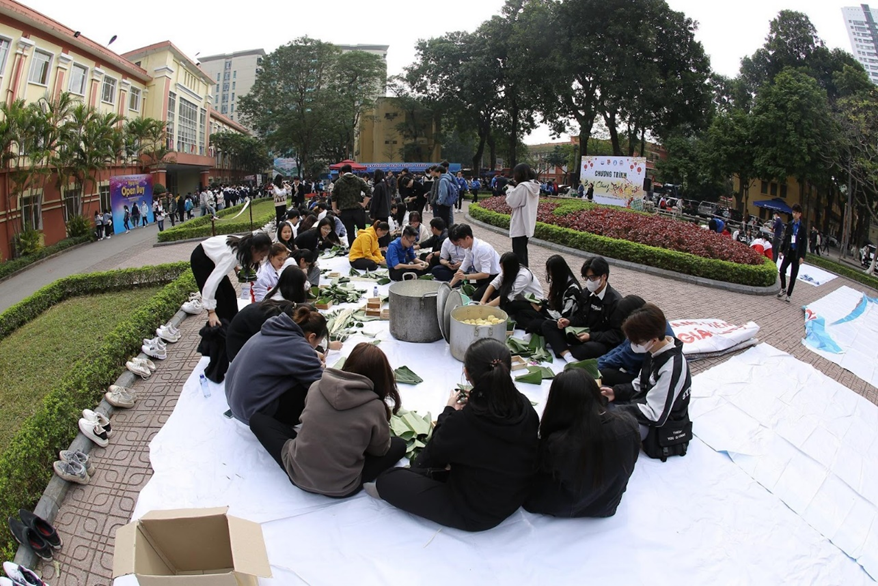 Sáng 7/1, tại sân Trường Đại học Thuỷ lợi, rộn ràng không khí hào hứng của các em học sinh khi lần đầu tiên tự tay gói những chiếc bánh chưng để tặng các bạn có hoàn cảnh khó khăn. Sáng 7/1, tại sân Trường Đại học Thuỷ lợi, rộn ràng không khí hào hứng của các em học sinh khi lần đầu tiên tự tay gói những chiếc bánh chưng để tặng các bạn có hoàn cảnh khó khăn.