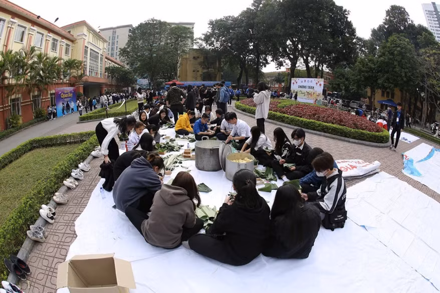 Sáng 7/1, tại sân Trường Đại học Thuỷ lợi, rộn ràng không khí hào hứng của các em học sinh khi lần đầu tiên tự tay gói những chiếc bánh chưng để tặng các bạn có hoàn cảnh khó khăn.