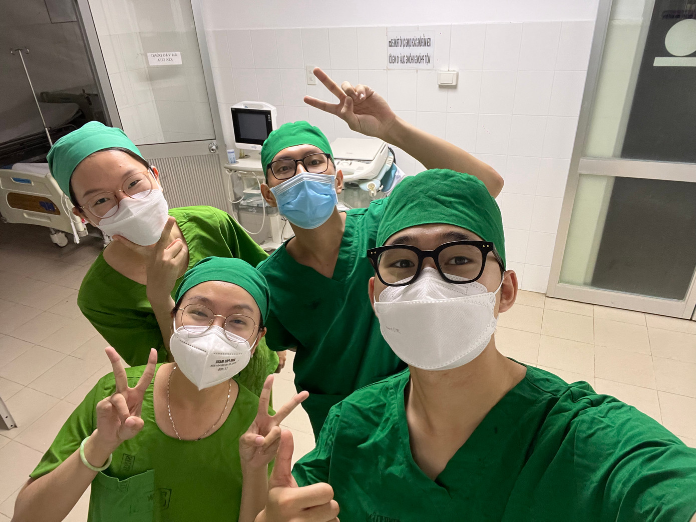 Quang Trí cùng các bạn sinh viên trực tại viện.